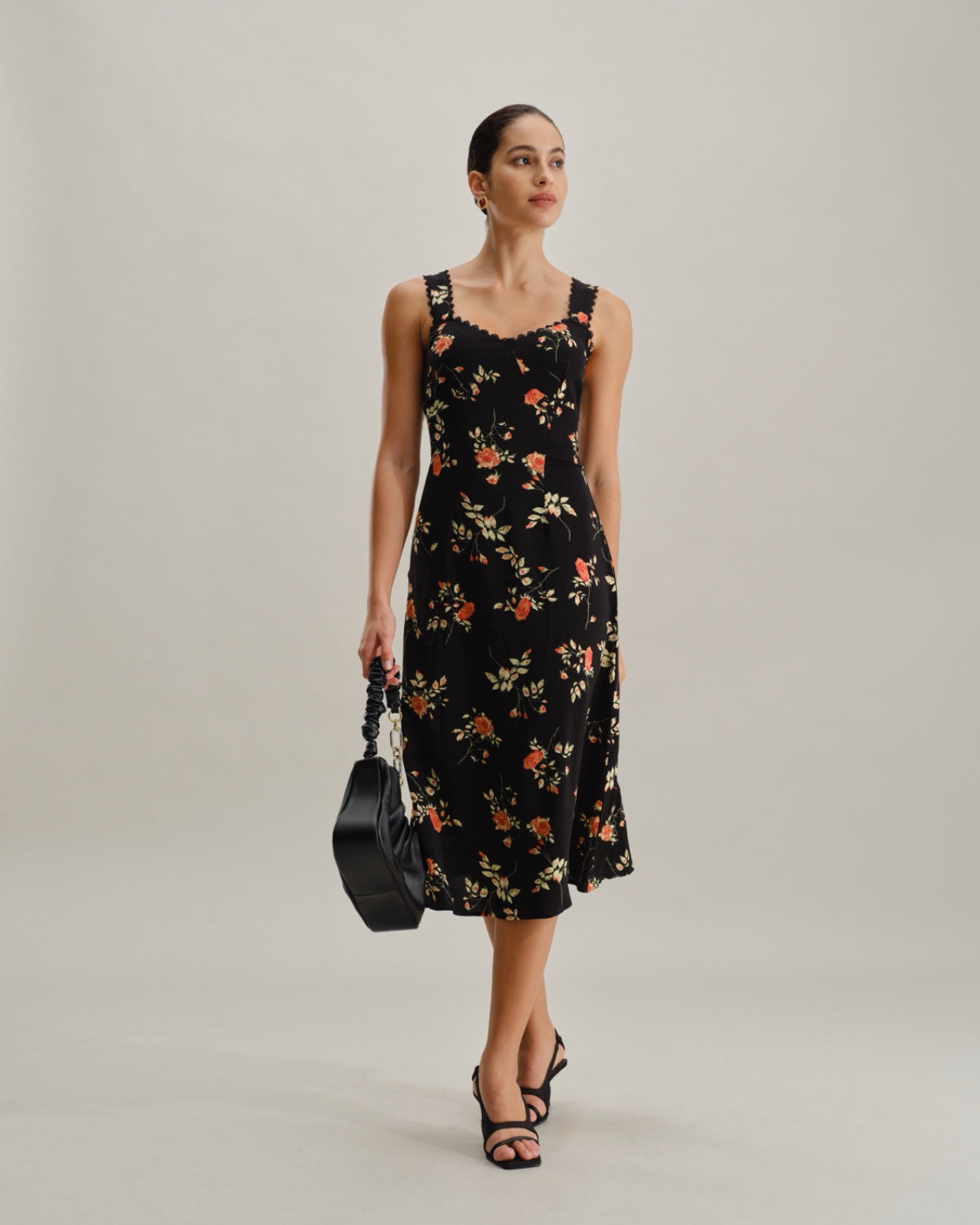 Zwarte Bloemen Maxi-jurk met Ruffles en Spaghetti Bandjes