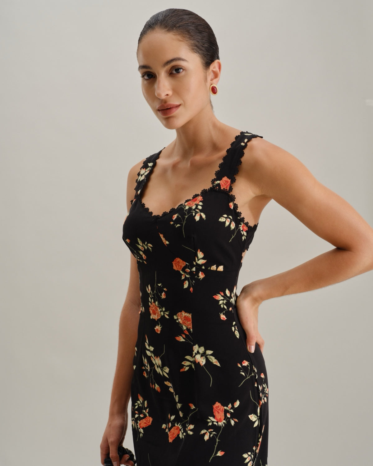 Zwarte Bloemen Maxi-jurk met Ruffles en Spaghetti Bandjes